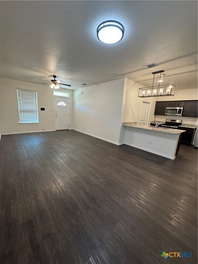 Foto del edificio - 5005 Rose Gdn Lp