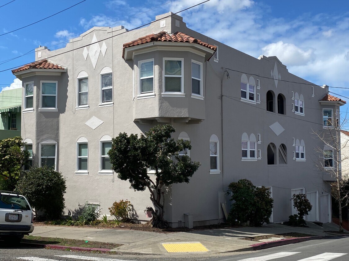 Charming 1920's Building - 477 Hanover Ave
