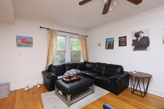 Building Photo - 1438 W Belle Plaine Ave