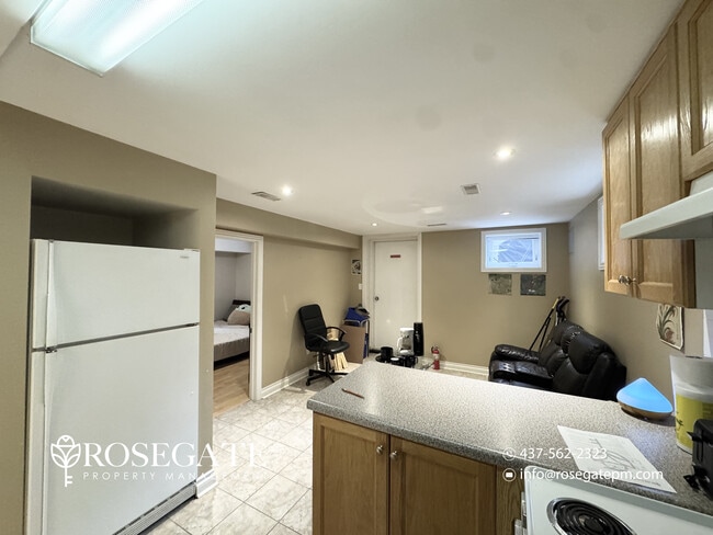 Photo du bâtiment - Partly Furnished 1-Bedroom Apartment in Toronto | All Utilities Included