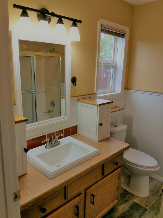 Master bath. - 310 N Sweetgrass Ave