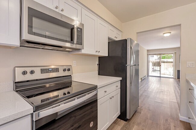 Foto del edificio - Charming 2-Story Home with Pool Access in ...