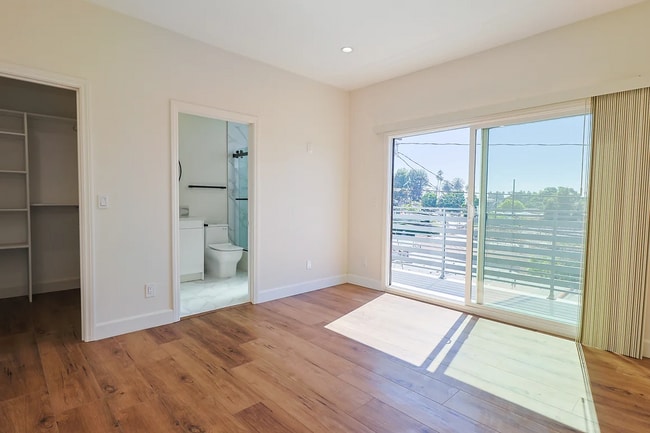 Photo - 2806 S Palm Grove Ave Townhome