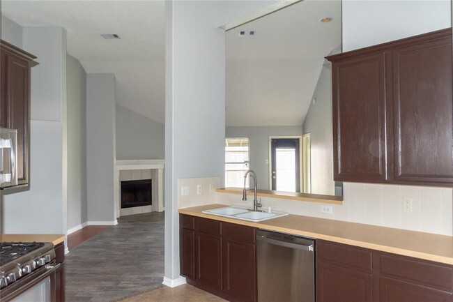 Building Photo - 822 Oak Lodge Ct