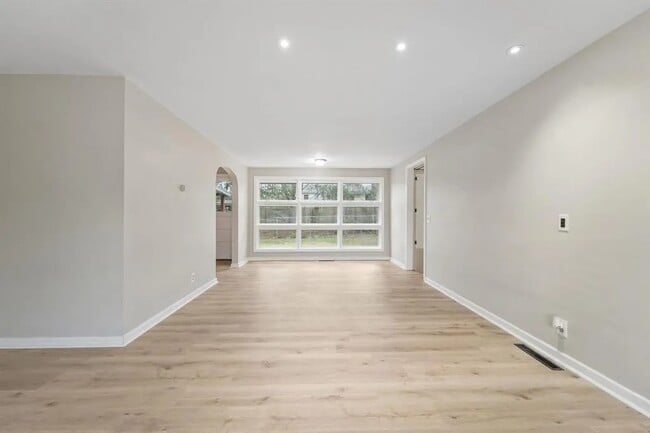 Building Photo - 13 Brookside Ave W