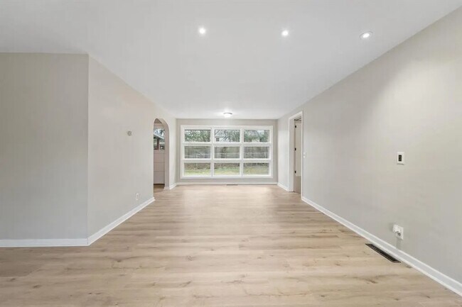 Foto del edificio - 13 Brookside Ave W