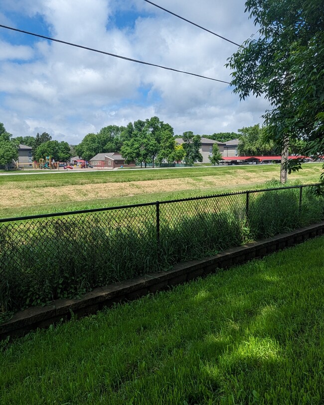 Patio trasero compartido con unidad superior - 715 21st St S