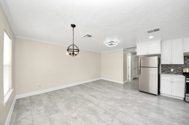 Building Photo - 7066 Villa Dr