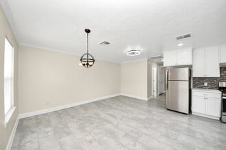 Building Photo - 7066 Villa Dr