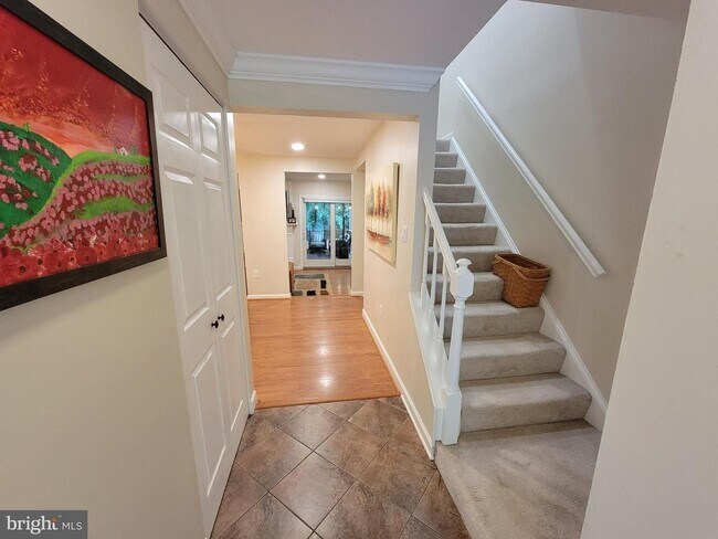 Building Photo - 3 Bedroom End-Unit Townhouse in Burke Center