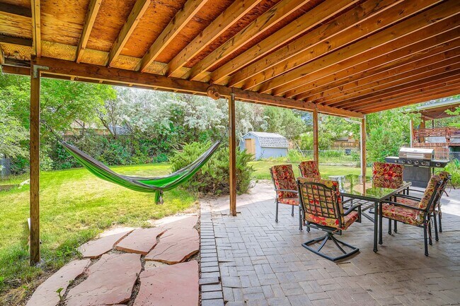 Building Photo - Piano & Pines 3 BDR Retreat