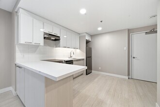 Kitchen #204 - Tour Sherbrooke