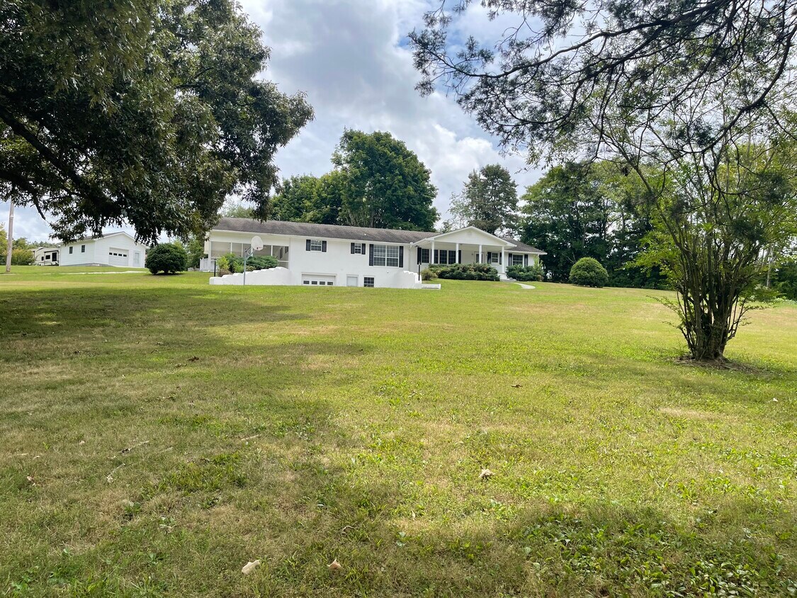 Front of house 1.3 acre lot private dead end road - 1609 Maplegreen Ln