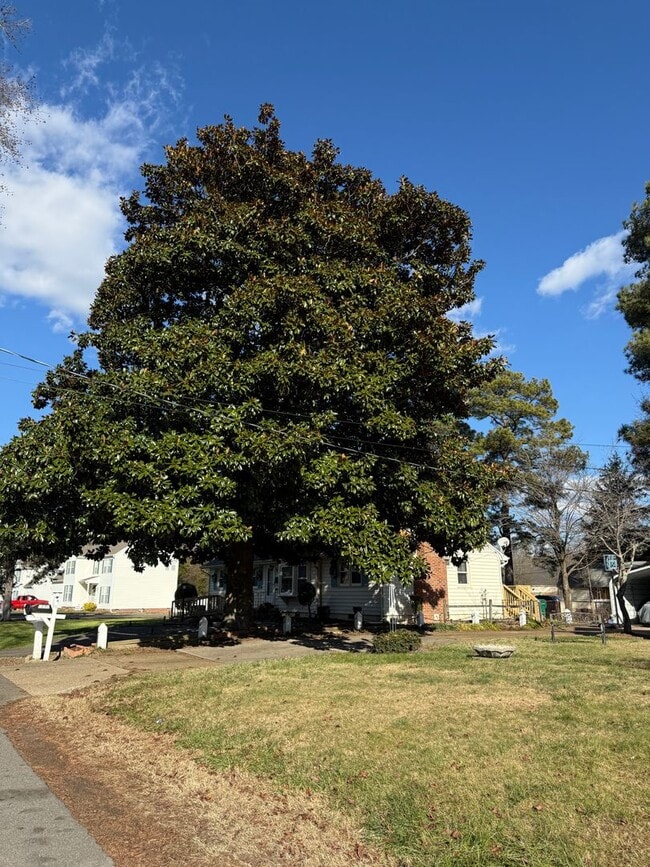 Building Photo - Large 3bed 1.5 bath ranch with 2 car garage $1895