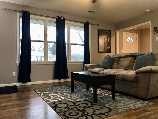 Building Photo - 3000 Maplewood Cir