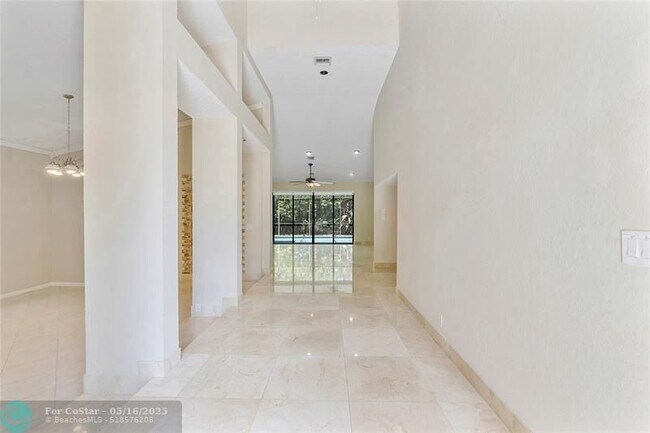 Foto del edificio - 645 NW 102nd Ave