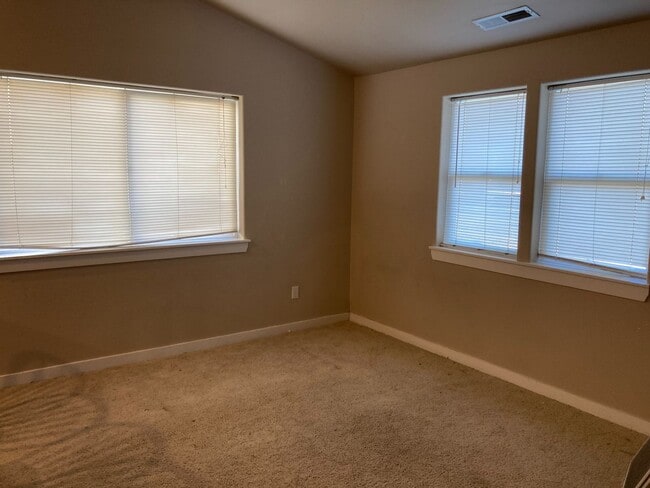 Building Photo - Beautiful Home! Large open living room! Do...