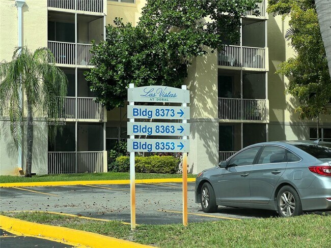 Foto del edificio - 8373 Lake Dr