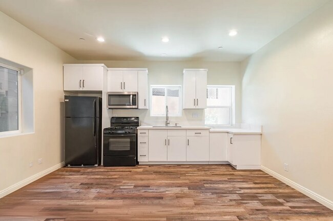 Foto del edificio - 3258 1/2 Dundas St. Los Angeles