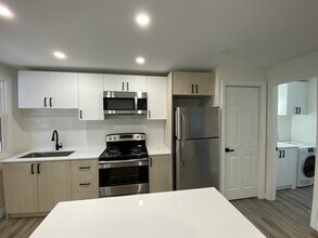 Building Photo - 324 Vidal St S