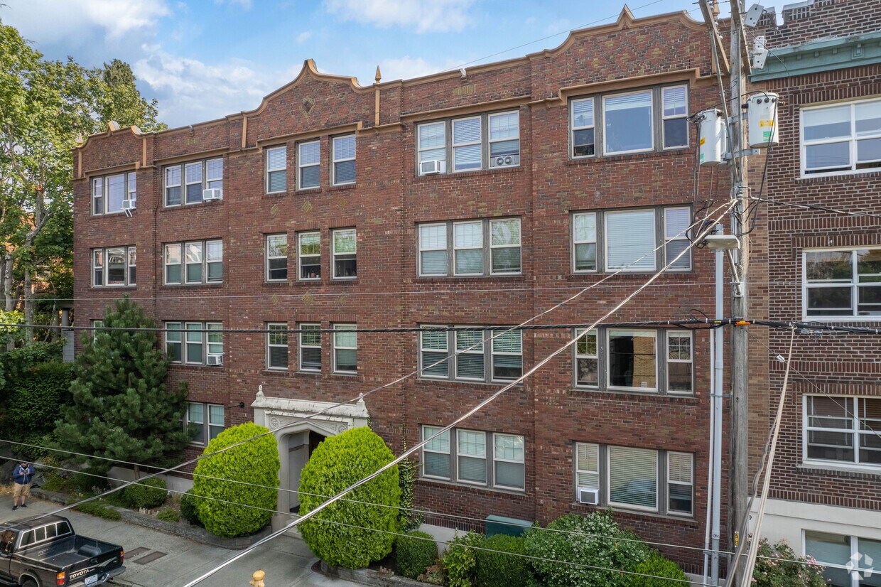 Exterior - 214 Summit Ave E