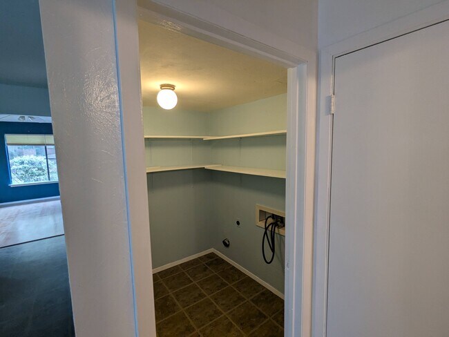 cuarto de lavandería - 9515 Blue Creek Ln