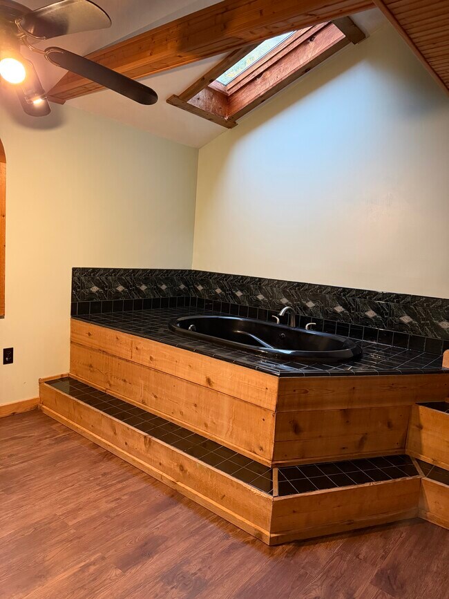 Foto del edificio - 2438 Heston Dr