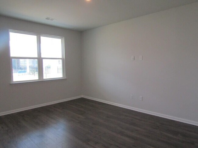 Building Photo - 2165 Ainsley Dr