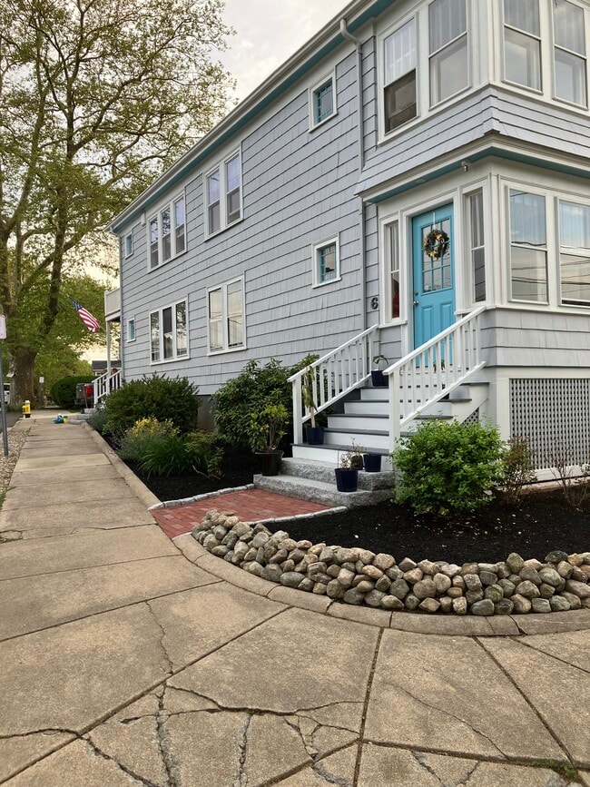 Building Photo - 6 Sutton Ave