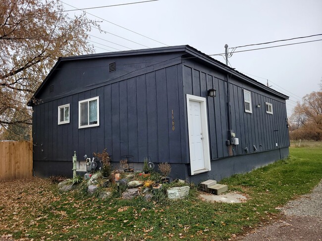 Building Photo - House for Rent