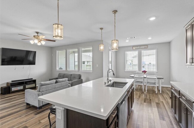 Foto del edificio - 15647 Baronial Castle Dr