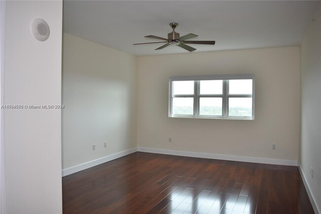 Building Photo - 15051 Royal Oaks Ln