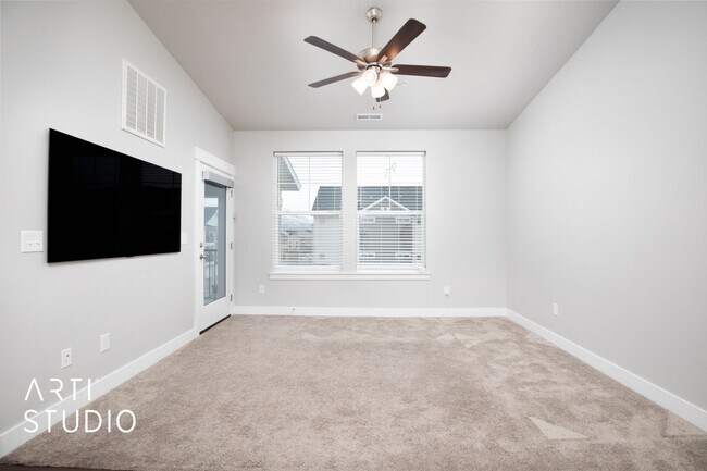 Building Photo - Beautiful Condo in Vineyard