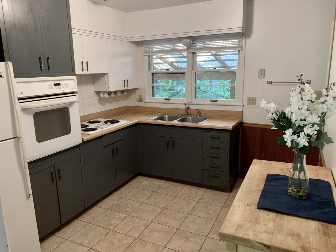 Kitchen - 236 Westwood Rd