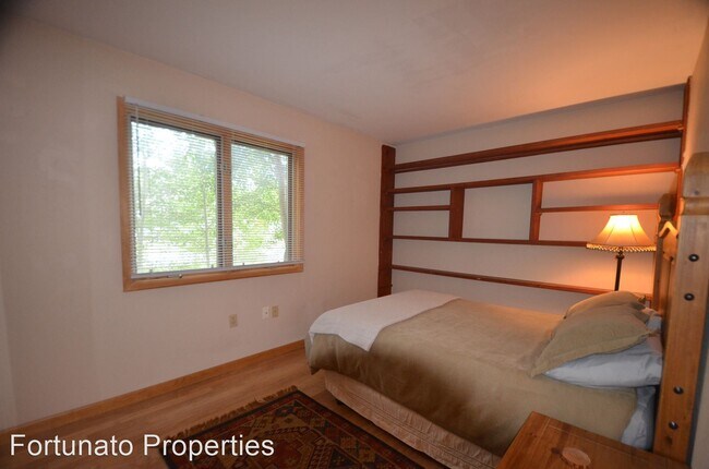 Building Photo - 3 br, 2 bath House - 217 Lake View Circle E