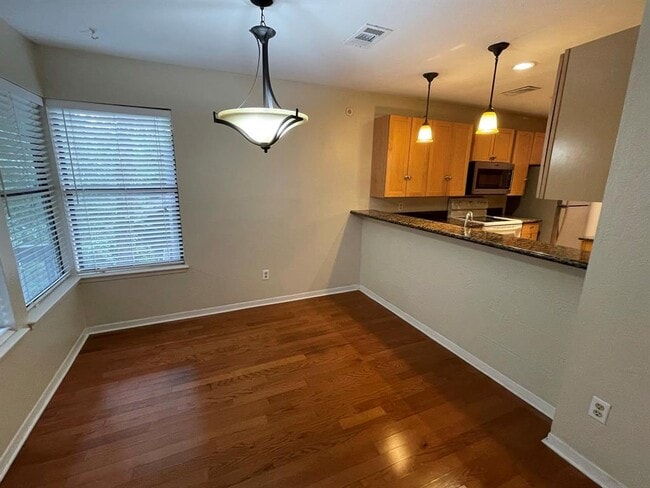 Building Photo - 5 Sawmill Grove Ln