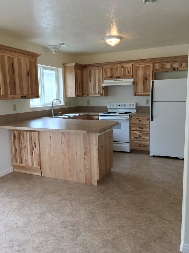 Kitchen with breakfast bar - 2050 E 113 S