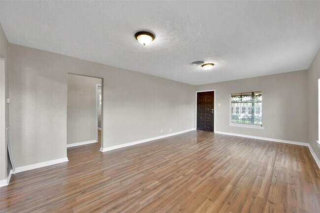 Building Photo - 2517 Avenue of Oaks St