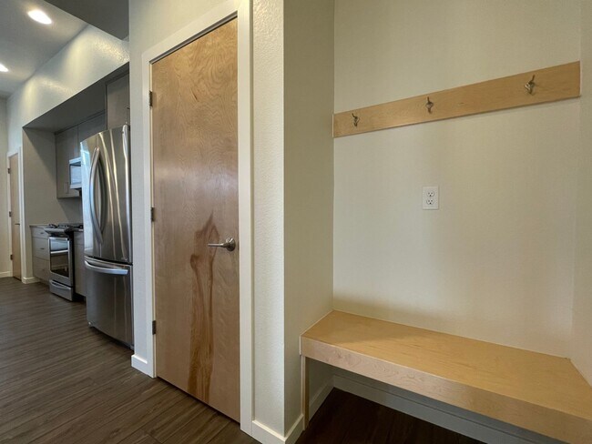 Building Photo - Just reduced $2665! LOVELY 2 BED/2.5 BATH ...