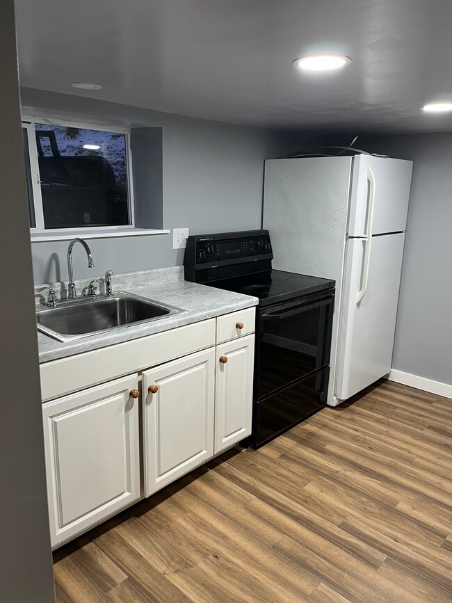 Kitchen - 10 Bresock Ln