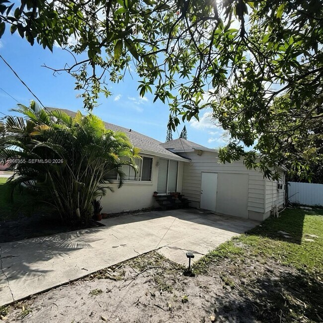 Foto del edificio - 12680 NE 3rd Ave