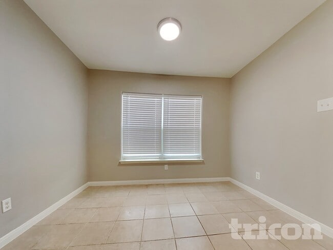 Building Photo - 120 Dodge City Ct