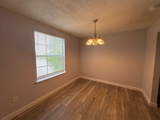 Building Photo - Amazing 2 BD/2 BA Apartment in Orlando! Gr...