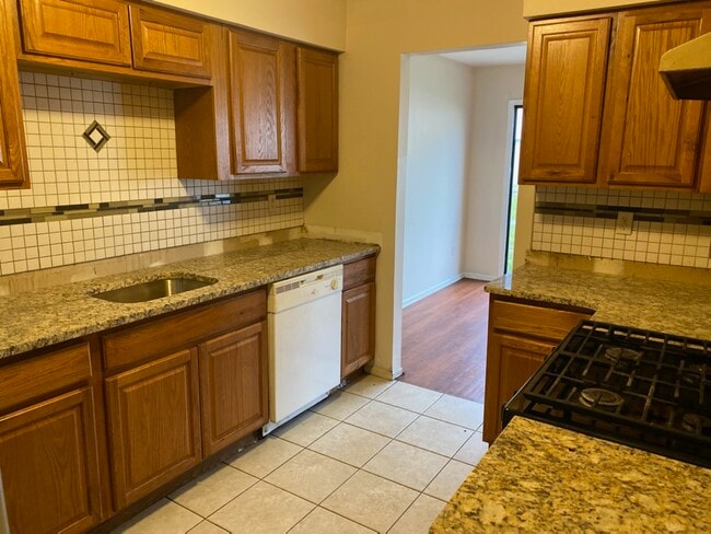 Building Photo - 14 Tarragon Dr