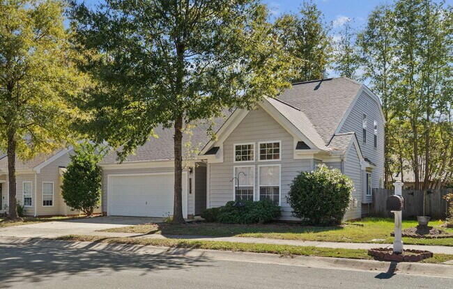 Foto del edificio - Four-Bedroom Home w/ First Floor Primary S...