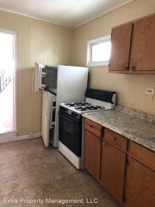 Building Photo - 3 br, 1 bath House - 15 Elm St