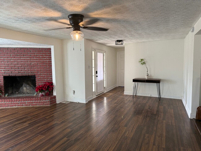 Foto del edificio - 6930 Dogwood Ln