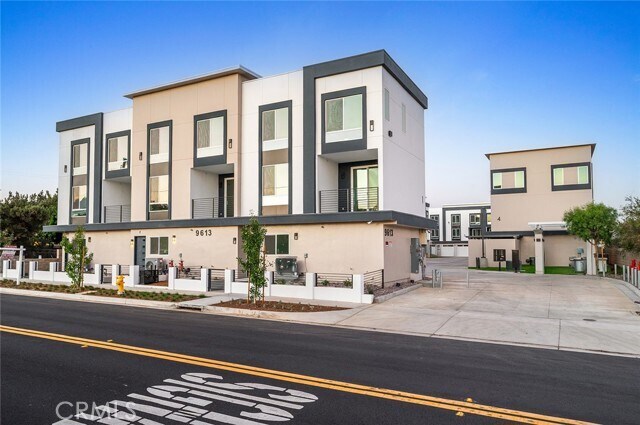Building Photo - 9613 Juniper Ave