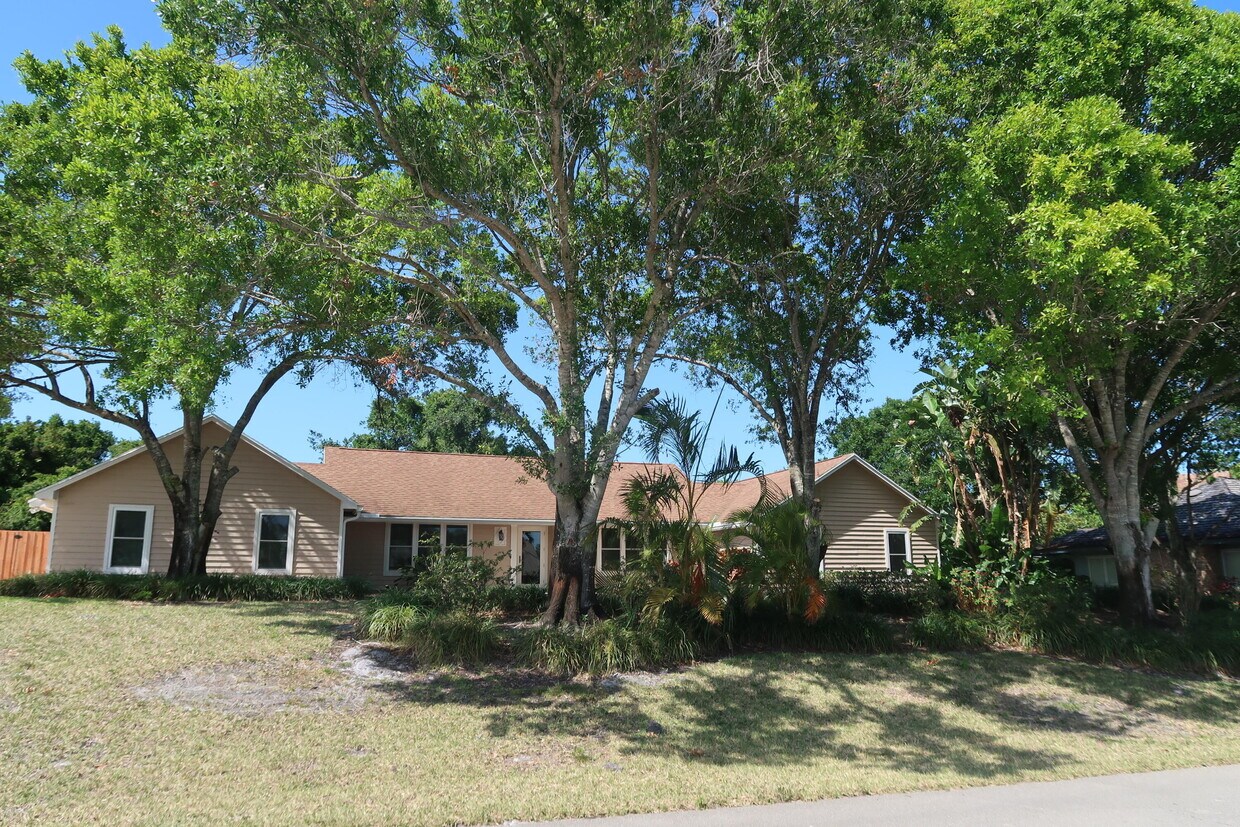 Primary Photo - 1087 NE Quinn Pl