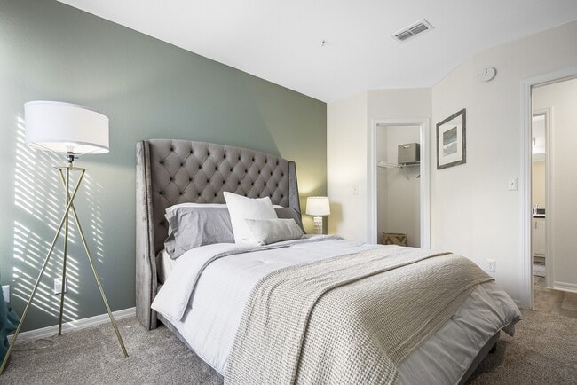 Building Photo - Country Club Lakes